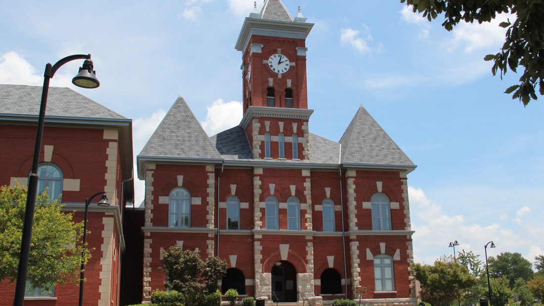 The red-brick Clayton County courthouse in Jonesboro, Georgia